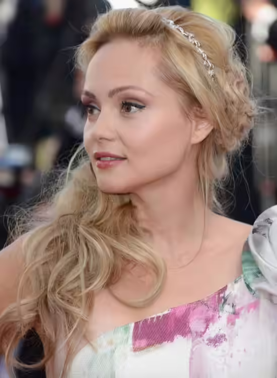 Messy-Side-Curls-with-Headband