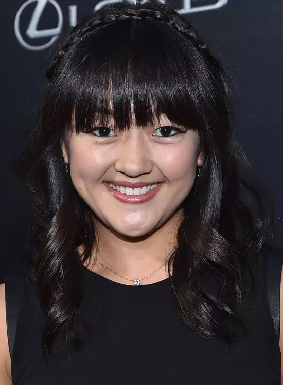 Shiny-Fringed-Hair-with-Curly-Ends-and-Braided-Headband