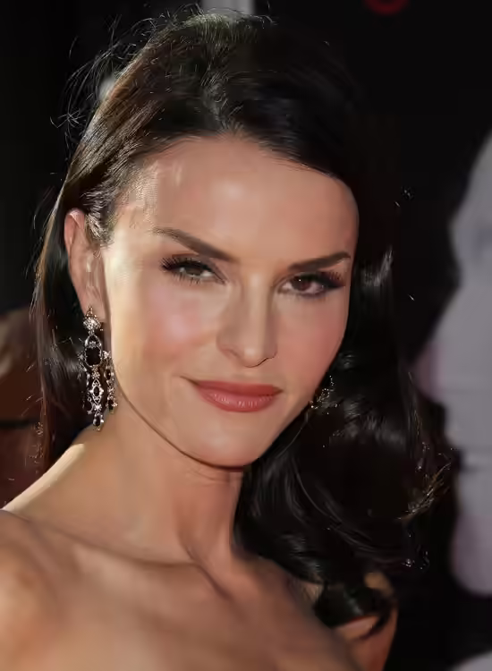 Soft-Side-Parted-Waves-with-Curly-Ends