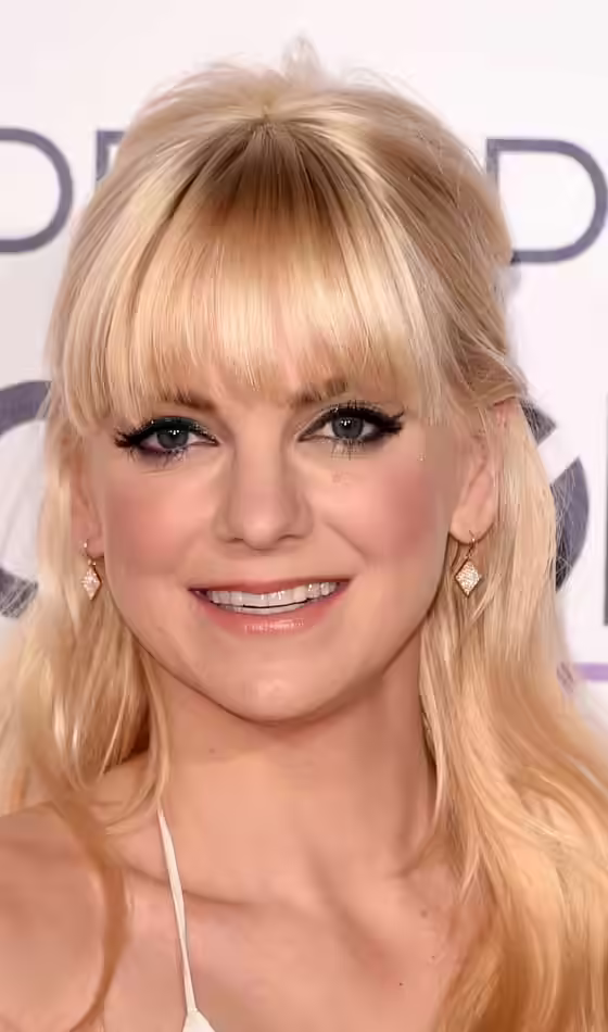 Summer Hairstyles For Long Hair - Golden Wavy Bowed Fringe Golden Wavy Bowed Fringe