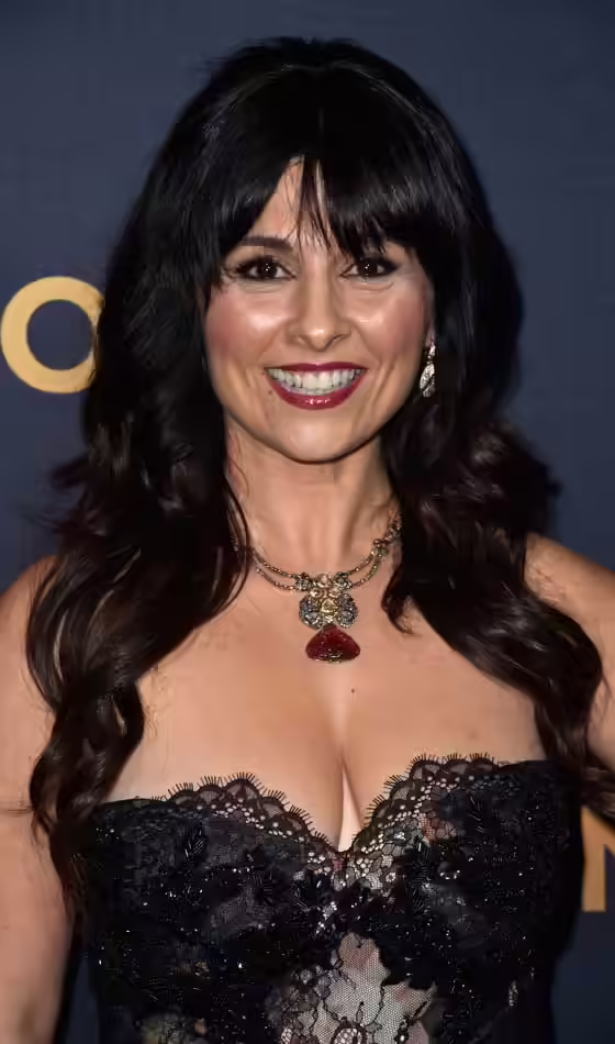 Summer Hairstyles For Long Hair - Wavy Hairdo with Subtle Fringes Wavy Hairdo with Subtle Fringes