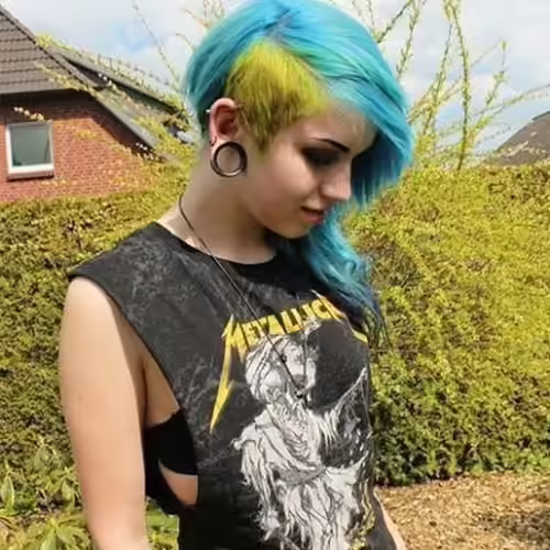 Emo Hairstyles For Girls - Full Forehead Side Swept Hair Full Forehead Side Swept Hair