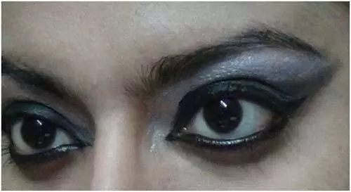 Apply Black Eye Shadow - Black Eye Makeup