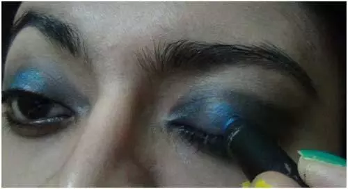 Use A Contrasting Color - Black Eye Makeup