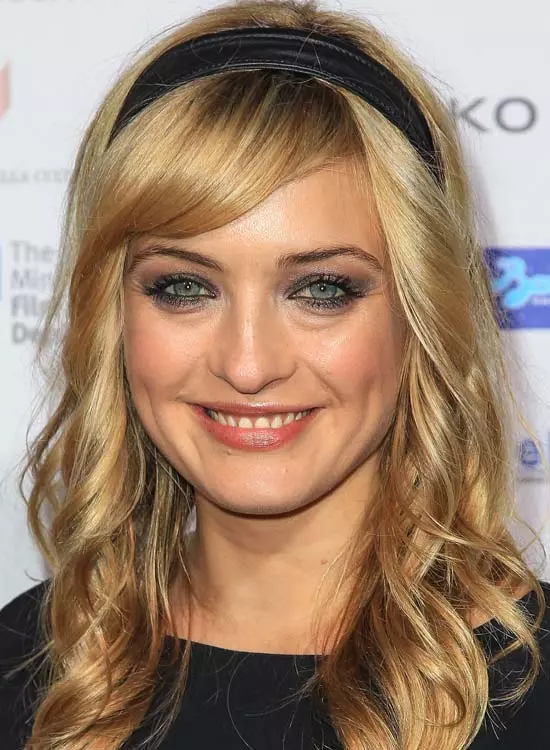 Soft-Curls-with-Side-Swept-Bang-and-Headband