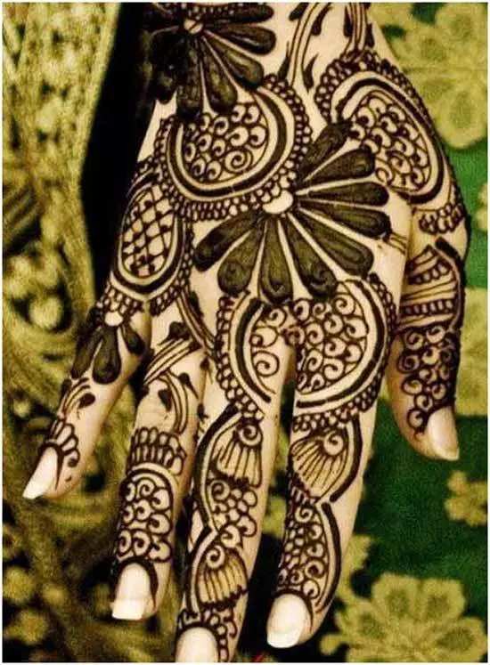 glamorous black mehndi design