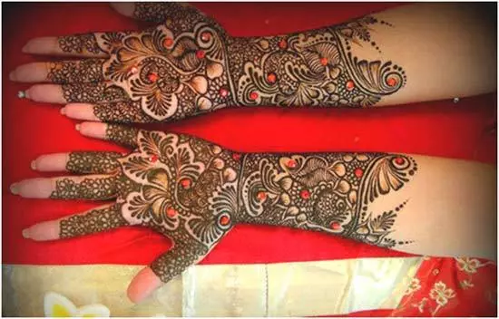 pick and black mehndi