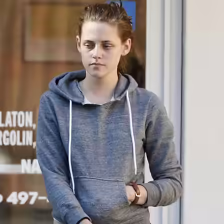 Look 4 of Kristen Stewart without makeup Look 4 of Kristen Stewart without makeup