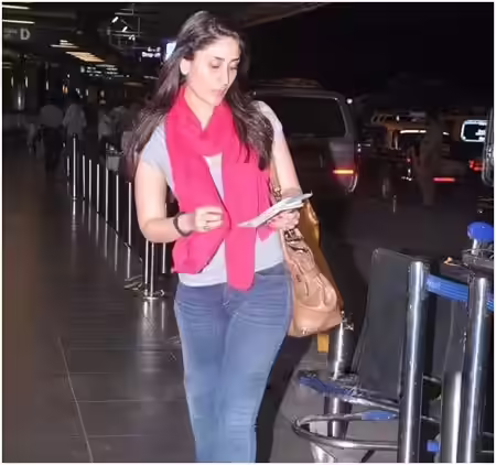 Kareena Kapoor without makeup checking passport at airport Kareena Kapoor without makeup checking passport at airport