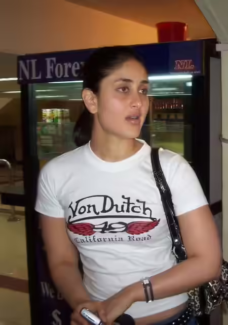 Kareena Kapoor without regular kajal and highlights Kareena Kapoor without regular kajal and highlights