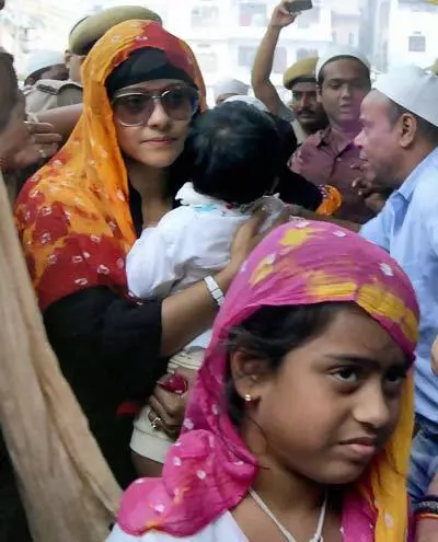 Kajol without makeup at Moinuddin Chishti