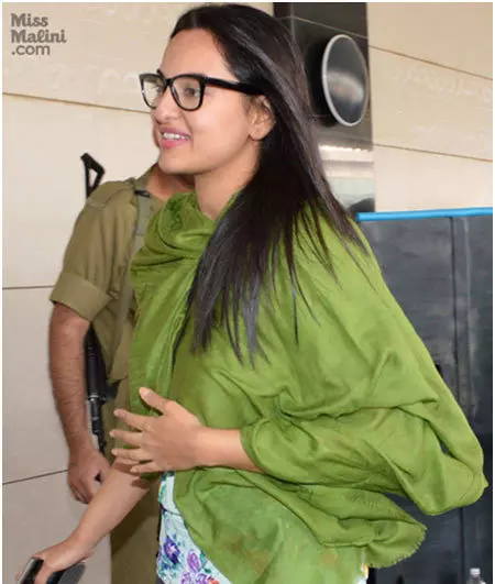 sonakshi sinha at mumbai airport