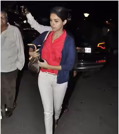 Asin without makeup in comfortable travel clothes Asin without makeup in comfortable travel clothes