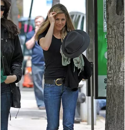 Cute And Smart Jennifer Aniston Without Makeup