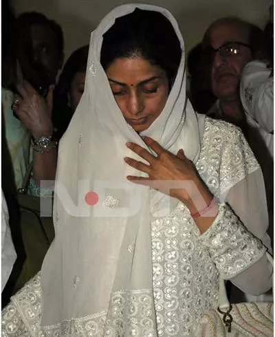 Sridevi without makeup at the Hare Krishna temple