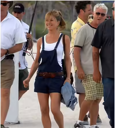 Jennifer Aniston Without Makeup In Short Dungaree Jennifer Aniston Without Makeup In Short Dungaree