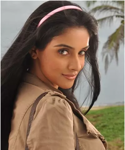 The girl next door Asin without makeup