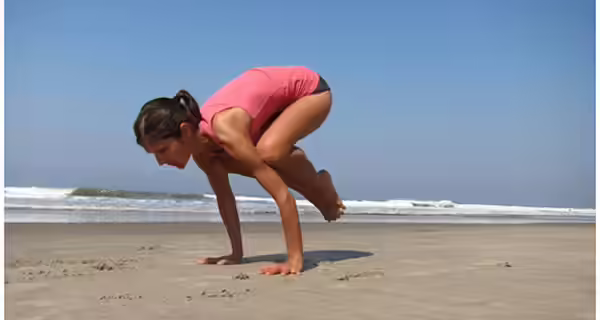 The Crow Pose - Hatha Yoga bakasana kakasana - Hatha Yoga