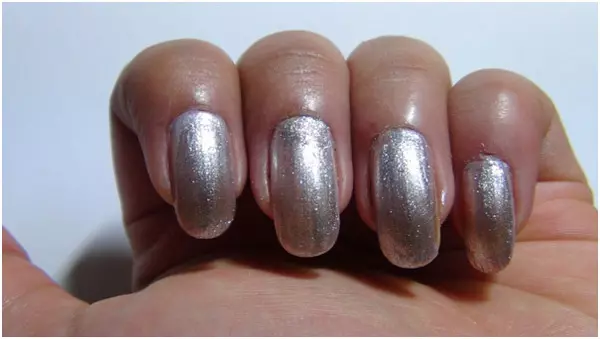 Silver Nail Art - Apply Silver Nail Polish