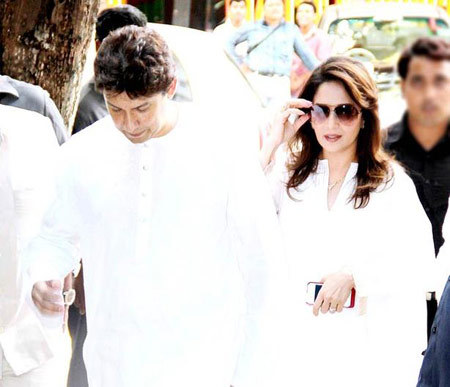 Madhuri Dixit without makeup at her father's prayer meet