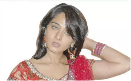 Anushka Shetty without makeup in a stunning maroon kurta