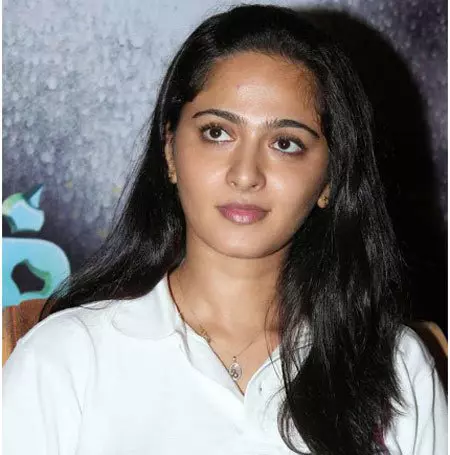 Anushka Shetty without makeup in a white collared t-shirt