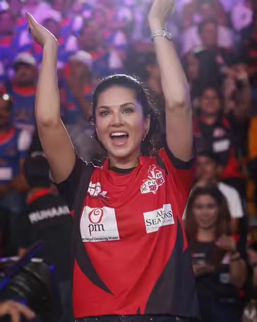 Sunny Leone at the stadium without makeup Sunny Leone at the stadium without makeup