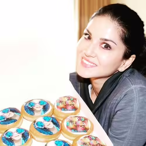 Sunny Leone the foodie without makeup Sunny Leone the foodie without makeup