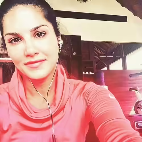 Sunny Leone without makeup in a selfie Sunny Leone without makeup in a selfie