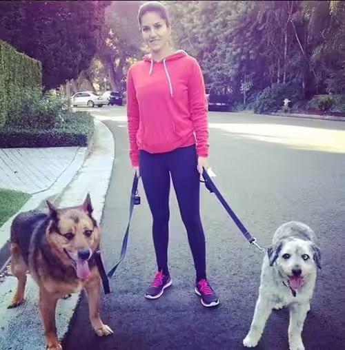 Sunny Leone with her pets without makeup Sunny Leone with her pets without makeup