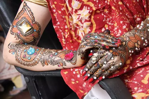 Bollywood style mehendi pattern