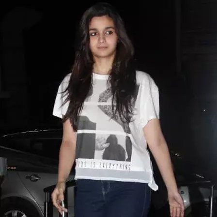 Alia Bhatt hosts a family screening of Highway without makeup