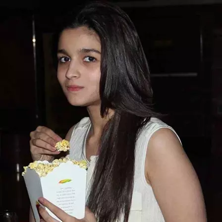 Alia Bhatt without makeup spotted eating popcorn