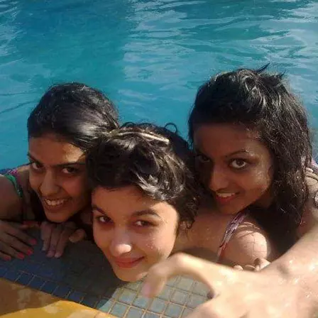 Alia Bhatt without makeup at the swimming pool