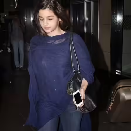 Alia Bhatt spotted at the airport without makeup Alia Bhatt spotted at the airport without makeup
