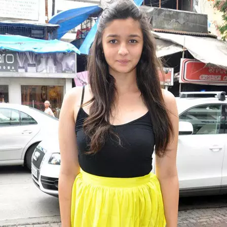 Alia Bhatt spotted without makeup at a painting exhibition