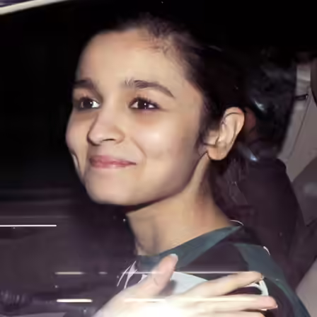 Alia Bhatt without makeup at a private screening of Highway Alia Bhatt without makeup at a private screening of Highway