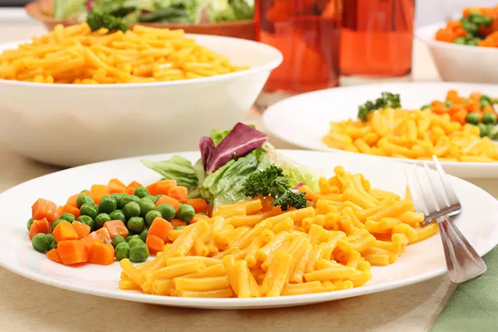 Macaroni and cheese with veggies