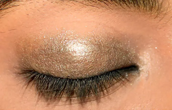 Summer Makeup - Step 1: Apply Eye Primer And Eye Shadow