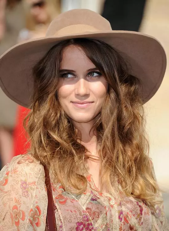 Loose-Messy-Waves-with-Hat