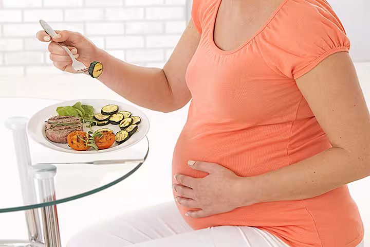 pregnant-woman-eating-fish