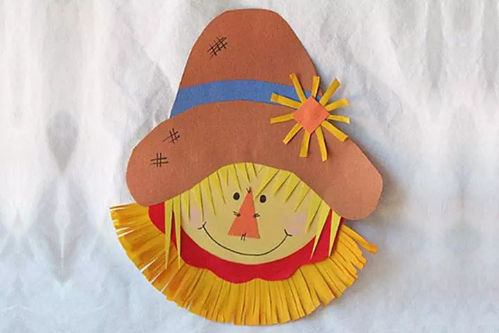 scarecrow made of paper plate