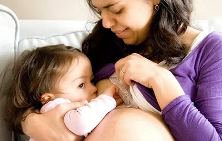 Is It Safe To Breastfeed During Pregnancy?_image