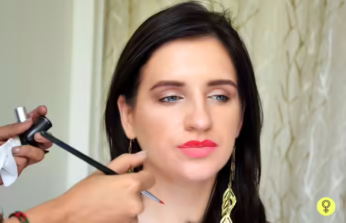 Apply lipstick Apply lipstick