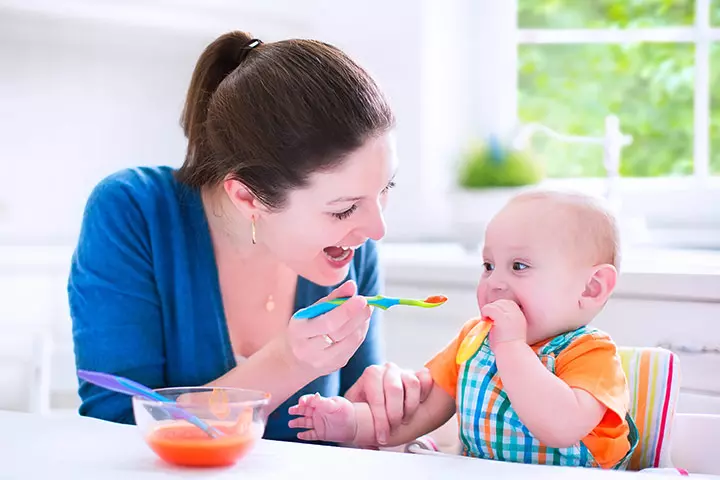 How And When Should You Introduce Solid Foods To Your Baby?_image