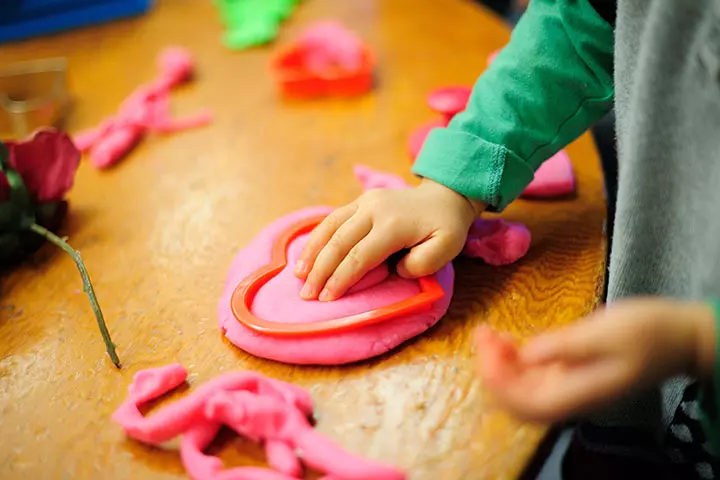 10 Activities To Help Your Kid Develop Fine Motor Skills_image