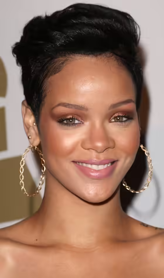 Rihanna Short Hairstyles - Pixie Cut With Soft Waves Pixie Cut With Soft Waves