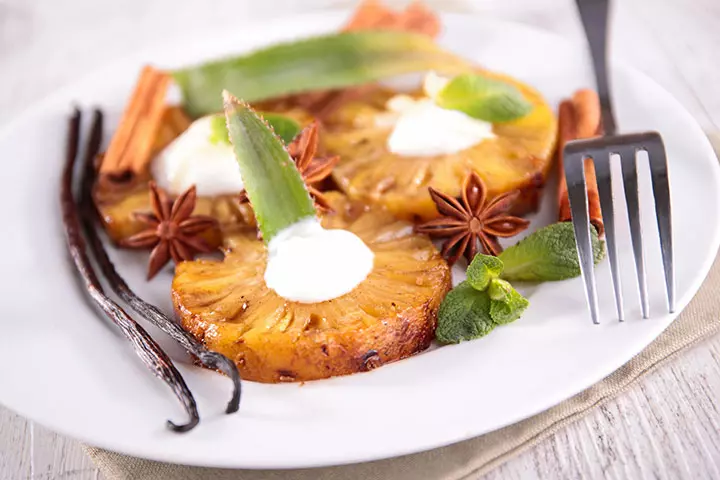 Grilled Pineapple With Greek Yogurt Sauce