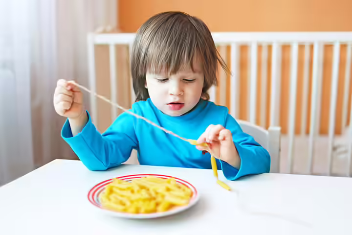 Making pasta necklaces, indoor activities for toddlers Making pasta necklaces, indoor activities for toddlers