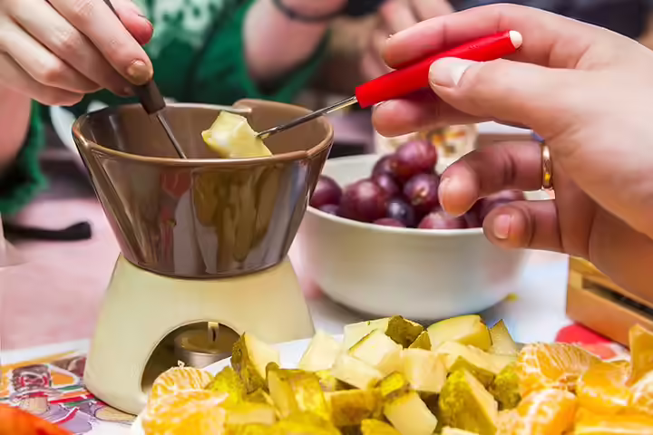 Fondue For Kids - Garlic, Cheddar And Spinach Fondue